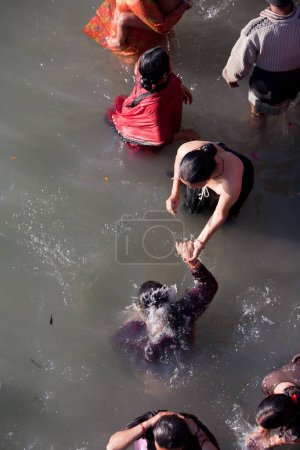 Foto de Devotos bañándose en el río Ganga en Haridwar Uttarakhand India Asia - Imagen libre de derechos