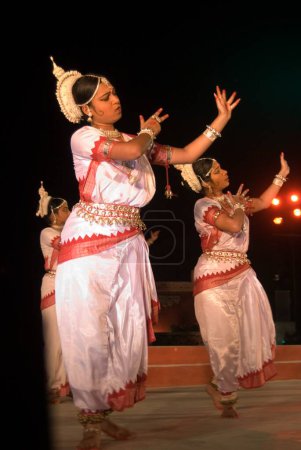 Téléchargez les photos : Les danseurs Kuchipudi se produisent dans un ballet traditionnel mis en scène chaque année sur fond de temple solaire du patrimoine mondial à Konarak, Orissa, Inde - en image libre de droit