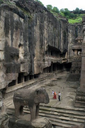 Foto de Turistas en el templo de Kailash en las cuevas de Ellora, Aurangabad, Maharashtra, India - Imagen libre de derechos