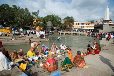 Téléchargez les photos : Prêtre exécutant pitru paksha près de la rivière godavari, Nasik, maharashtra, Inde, Asie - en image libre de droit