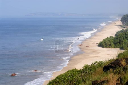 Foto de Agua azul del mar Arábigo con vegetación y turistas, Long Ganapatipule Beach, costa sur de Konkan Ratnagiri - Imagen libre de derechos
