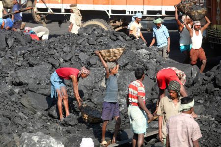 Téléchargez les photos : Travailleurs travaillant dans une mine de charbon au Jharkhand ; Inde - en image libre de droit