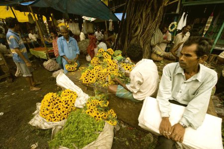 Téléchargez les photos : Marché aux fleurs patrimonial au bazar Mullick ; pont Howrah ; Calcutta ; Bengale occidental ; Inde - en image libre de droit
