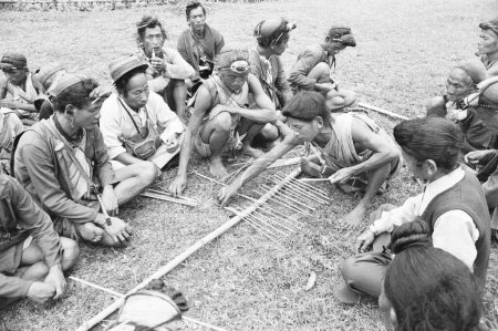 Foto de La disputa de aldea entre dos grupos de miembros de la tribu Bagni de Kameng se resolvió en presencia de jefes de aldea, Arunachal Pradesh, India 1982 - Imagen libre de derechos