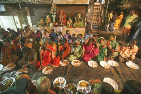 Téléchargez les photos : Nourriture servie aux eunuques et aux adeptes après le mariage des eunuques à l'occasion de Bewa Purnima à Ghatkopar ; Bombay maintenant Mumbai ; Maharashtra ; Inde - en image libre de droit