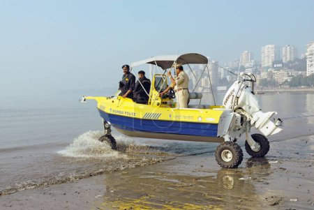 Téléchargez les photos : Des commandos de police de Mumbai dans des véhicules amphibies à, Marine Drive, Bombay, Mumbai, Maharashtra, Inde - en image libre de droit