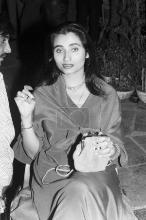 Téléchargez les photos : Vieux millésime indien années 1980 noir et blanc bollywood cinéma hindi film acteur, Inde, Salma Agha, chanteuse britannique, actrice indienne - en image libre de droit