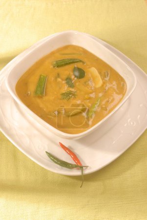 Vegetarisches, indisches Essen Sindhi Kadi Quark Curry in Schüssel