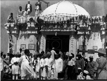 Téléchargez les photos : Premier président Dr Rajendra Prasad cérémonie d'installation du nouveau temple Somnath, Saurashtra, Gujarat, Inde, 1950 - en image libre de droit