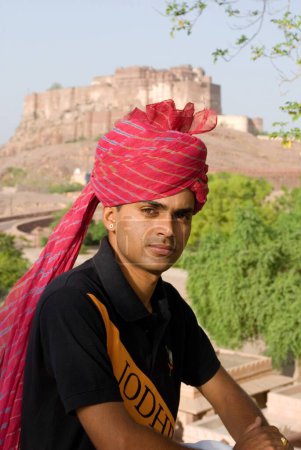 Guide touristique au fort Mehrangarh ; Jodhpur ; Rajasthan ; Inde MR704F