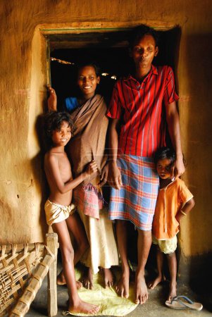 Téléchargez les photos : Ho tribus femme enceinte avec la famille, Chakradharpur, Jharkhand, Inde - en image libre de droit