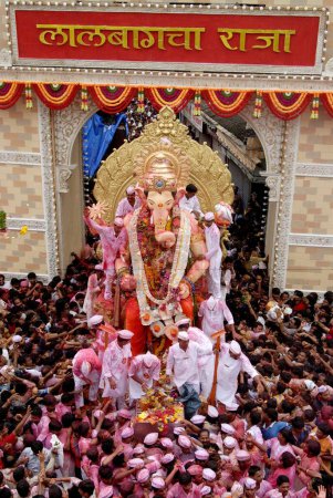 Téléchargez les photos : Festival Ganesh Ganpati, Lalbaug ka Raja Lord L'idole Ganesh sort pour une immersion à Lalbaug Parel, Mumbai Bombay, Maharashtra, Inde - en image libre de droit