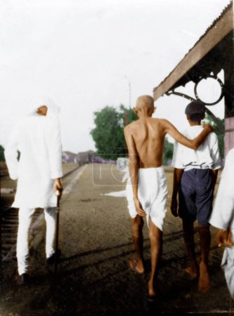 Téléchargez les photos : Mahatma Gandhi à la petite gare, Inde, Asie, 1929 - en image libre de droit