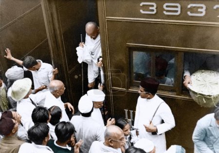 Téléchargez les photos : Sardar Vallabhbhai Patel recevant Mahatma Gandhi descendant du train, Inde, Asie, 1944 - en image libre de droit