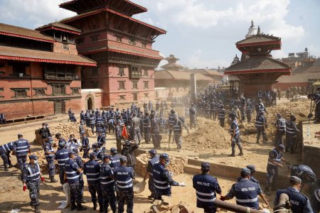 Téléchargez les photos : Le personnel de la police déblayant les débris, temple krishna, nepal, asie - en image libre de droit