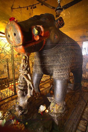 Téléchargez les photos : Grande statue en pierre noire du seigneur Vishnu comme avtar Varaha près du district de Katangi, Jabalpur, Madhya pradesh, Inde - en image libre de droit