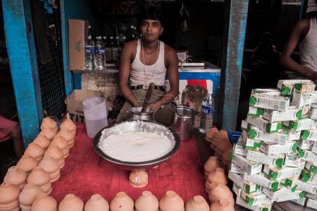 Téléchargez les photos : Homme vendant du caillé, bengale occidental, Inde, Asie - en image libre de droit