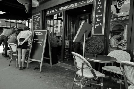 Téléchargez les photos : Serveuse en commande, Café sur le trottoir, Paris, France, Europe - en image libre de droit
