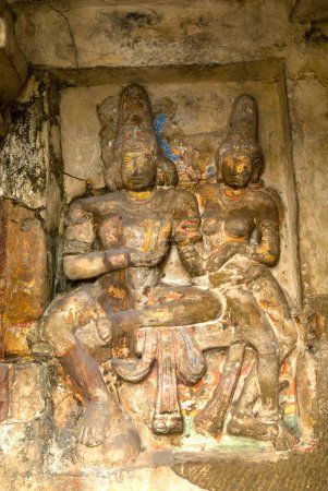 Estatua de Shiva y Parvathi; templo de Kailasanatha en areniscas construidas por el rey de Pallava Narasimhavarman & hijo Mahendra ocho siglos en Kanchipuram; Tamil Nadu; India