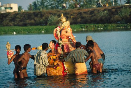 Téléchargez les photos : Ganesh ganpati Festival, Immersion de l'idole énorme d'éléphant dirigé Dieu - en image libre de droit
