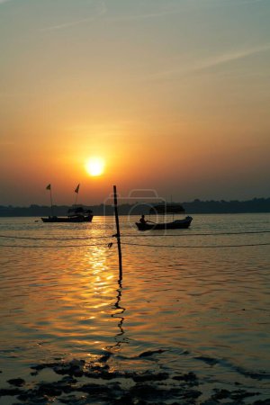 Téléchargez les photos : Lever de soleil à la rivière Ganges à triveni sangam, Uttar Pradesh, Inde, Asie - en image libre de droit