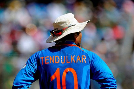 Téléchargez les photos : Le joueur indien Sachin Tendulkar lors de la finale de la Coupe du monde de cricket ICC contre Sri Lanka a joué au stade Wankhede à Mumbai en Inde le 02 avril 2011 - en image libre de droit