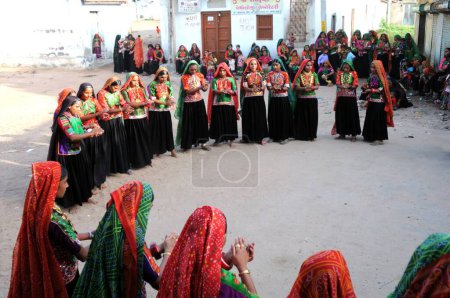 Foto de Mujeres rurales realizando garbas durante la celebración del saatam aatham puja en Mindiyada cerca de Anjaar, Kutch, Gujarat, India - Imagen libre de derechos