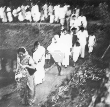 Foto de Mahatma Gandhi y otros en la marcha a través de las zonas afectadas por disturbios de Noakhali Bengala Oriental, noviembre 1946, India - Imagen libre de derechos