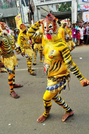 Téléchargez les photos : Pulikali Tiger Dance procession, Onam festival, Thrissur, Kerala, Inde, Asie - en image libre de droit