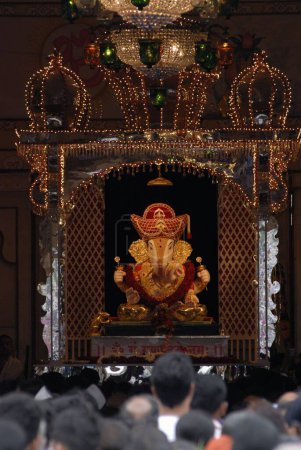 Téléchargez les photos : Idole du seigneur Ganesh ganpati de Dagdu Seth Halwai pendant le festival Ganesh ; Pune ; Maharashtra ; Inde - en image libre de droit
