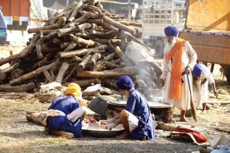 Téléchargez les photos : Nihangs ou guerrier sikh préparant leurs repas près de Sachkhand Saheb Gurudwara à Nanded, Maharashtra, Inde - en image libre de droit