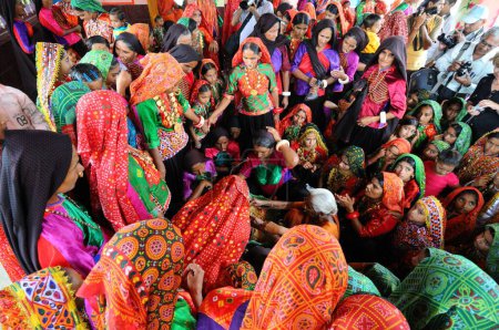 Foto de Mujeres rurales realizando puja durante la celebración del saatam aatham en Mindiyada cerca de Anjaar, Kutch, Gujarat, India - Imagen libre de derechos