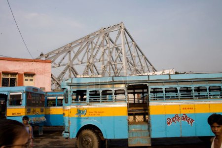 Foto de Escena de la calle; Vista del puente Howrah ahora Rabindra Setu sobre el río Hooghly; Calcuta Kolkata; Bengala Occidental; India - Imagen libre de derechos