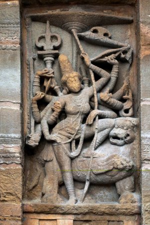 Majestuosa Diosa cabalgando sobre León en el templo de Kailasanatha en Kanchipuram, Kancheepuram, Tamil Nadu, India
