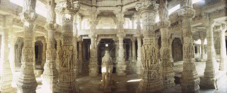 Panoramablick auf das Innere des Ranakpur Jain Tempels; mit kunstvollen Schnitzereien auf Marmor; Ranakpur; Rajasthan; Indien