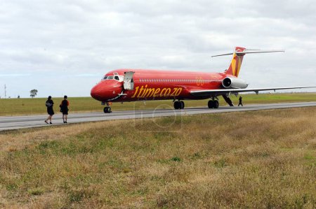 Téléchargez les photos : Avion atterrissant sur l'aéroport Afrique du Sud - en image libre de droit
