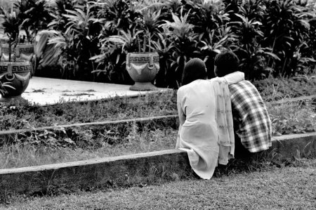 Téléchargez les photos : Couple assis embrassant, Pherozeshah Mehta Garden, Hanging Gardens, Malabar Hill, Mumbai, Maharashtra, Inde, Asie - en image libre de droit