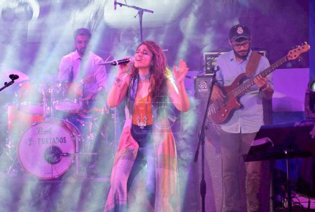 Foto de Parineeti Chopra, actriz india, cantando, Meri Pyaari Bindu, concierto de cine, Mumbai, India, 6 de mayo de 2017 - Imagen libre de derechos