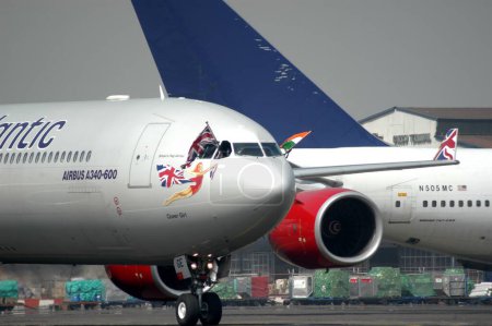 Téléchargez les photos : Couverture fille logo de l'Airbus A340-600 appartenant à Virgin Atlantic Airways British Airlines sur Chhatrapati Shivaji International Airport, Bombay Mumbai, Maharashtra, Inde - en image libre de droit