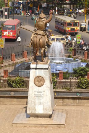 Foto de Estatua de Thorale Bajirao Peshwe alto fuente y vista del tráfico de la ciudad desde la parte superior de la puerta de Delhi darwaja; Pune; Maharashtra; India - Imagen libre de derechos