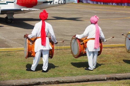 Téléchargez les photos : Batteurs de tambour accueillant le vol inaugural à l'aéroport de aamby Valley, Lonavala, Maharashtra, Inde - en image libre de droit