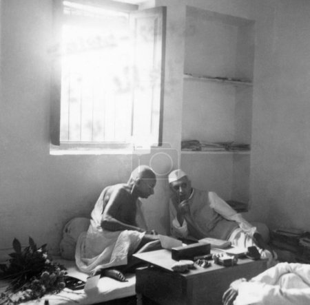 Foto de Mahatma Gandhi hablando con Jawaharlal Nehru en la Colonia Bhangi en Delhi, 2 de octubre de 1946, India - Imagen libre de derechos
