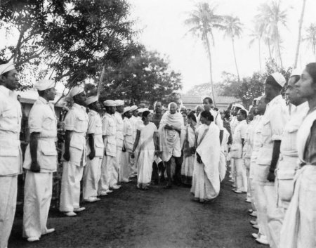 Téléchargez les photos : Abha Gandhi, Mahatma Gandhi et d'autres vont à une réunion de prière à Khadi Pratishthan, Sodepur, 24 Parganas, Calcutta, 1946, Inde - en image libre de droit