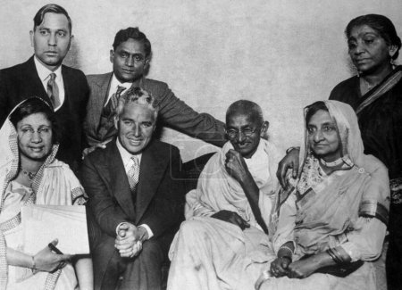 Foto de Mahatma gandhi con Charles chaplin y otros en Londres 1931 - Imagen libre de derechos