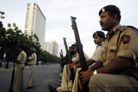 Téléchargez les photos : La police attend de combattre les terroristes moudjahidines du Deccan à l'intérieur d'Oberoi (hôtel Trident) Nariman Point, Bombay Mumbai, Maharashtra, Inde 27 novembre 2008 - en image libre de droit