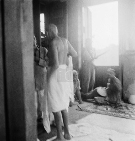 Foto de Mahatma Gandhi hablando con alguien, Mumbai, 1945, India - Imagen libre de derechos