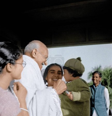 Téléchargez les photos : Abha Gandhi, Mahatma Gandhi Dr Sushila Nayar, Santiniketan, Bengale occidental, Inde, Asie, 19 décembre 1945 - en image libre de droit