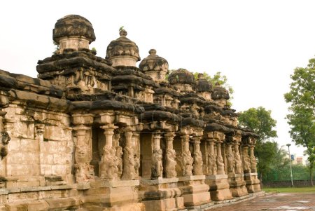 Téléchargez les photos : Temple Kailasanatha en grès construit par le roi Pallava Narasimhavarman et son fils Mahendra huit siècle à Kanchipuram près de Chennai ; Tamil Nadu ; Inde - en image libre de droit