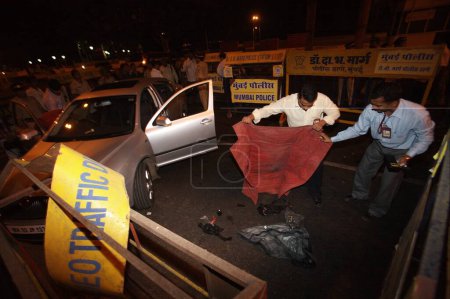 Téléchargez les photos : Manteaux détonants de la police de Mumbai portés par un terroriste à Girgaum Chowpatty à Bombay Mumbai, Maharashtra, Inde 27-novembre-2008 - en image libre de droit