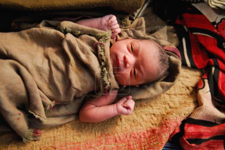 Foto de Ho tribus bebé recién nacido en tela, Chakradharpur, Jharkhand, India - Imagen libre de derechos
